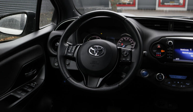 Toyota Yaris 1.5 Hybrid Bi-Tone full